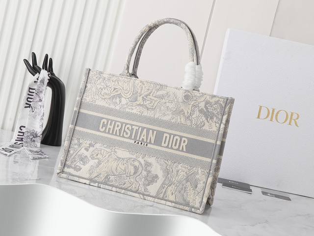 独家实物拍摄 中 原单 Dior Book Tote 托特 灰色老虎中36Cm 这款 Book Tote手袋由女装创意总监玛丽亚 嘉茜娅 蔻丽 Maria Gr 独家实物拍摄 中 原单 Dior Book Tote 托特 灰色老虎中36Cm 这款 Book Tote手袋由女装创意总监玛丽亚 嘉茜娅 蔻丽 Maria Gr