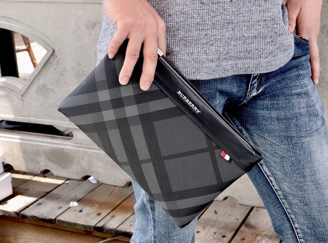 型号：33063灰色 巴宝莉2020最新专柜款，最高等级牛皮摔纹，官网同步发售、皮质柔顺细腻五金散字logo、内里双暗兜、规格：28X18X3Cm。