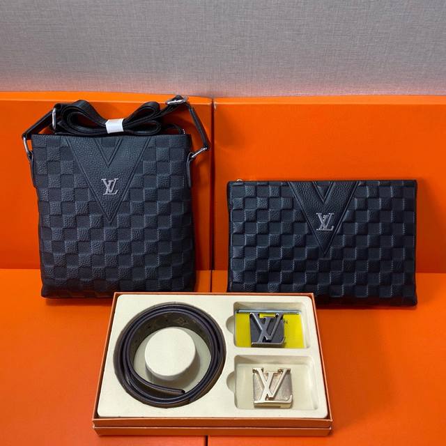 Lv路易威登 头层皮质组合礼盒包装腰带俩款包包超级组合 公文包包是很实用的选择。手提包日常是非常适合的。 双扣皮带:头层皮质带身搭配3.8Cm广州原版扣头 尺寸 Lv路易威登 头层皮质组合礼盒包装腰带俩款包包超级组合 公文包包是很实用的选择。手提包日常是非常适合的。 双扣皮带:头层皮质带身搭配3.8Cm广州原版扣头 尺寸