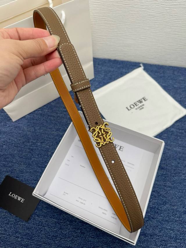 品牌 罗意威 描述 经典系列新品腰带,采用小牛皮材质,完美搭配手工车线,两款经典配色,可搭配商务西装或更为休闲的造型。腰带为法国尺寸,请在购买前参阅腰带尺寸指南 品牌 罗意威 描述 经典系列新品腰带,采用小牛皮材质,完美搭配手工车线,两款经典配色,可搭配商务西装或更为休闲的造型。腰带为法国尺寸,请在购买前参阅腰带尺寸指南