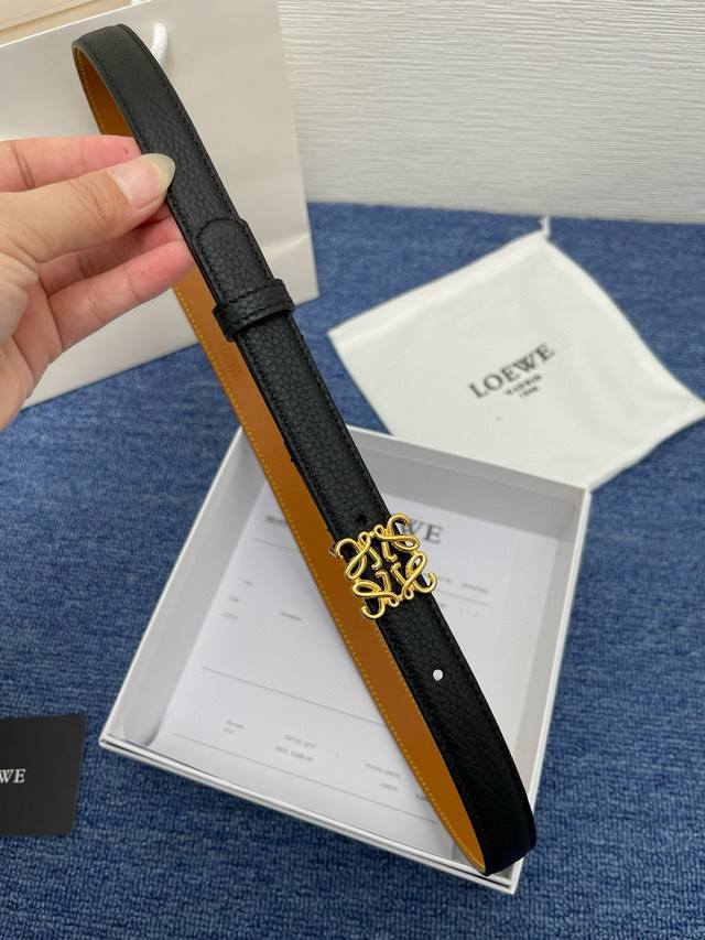 品牌 罗意威 描述 经典系列新品腰带,采用小牛皮材质,完美搭配手工车线,两款经典配色,可搭配商务西装或更为休闲的造型。腰带为法国尺寸,请在购买前参阅腰带尺寸指南 品牌 罗意威 描述 经典系列新品腰带,采用小牛皮材质,完美搭配手工车线,两款经典配色,可搭配商务西装或更为休闲的造型。腰带为法国尺寸,请在购买前参阅腰带尺寸指南