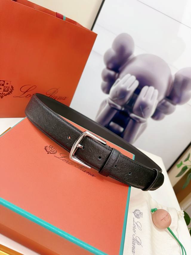 Loro Piana诺悠翩雅这款腰带采用小牛皮制成,手工处理使其拥有十分柔软舒适的质地。经典设计细节与略微做旧的外观组合,令腰带充满百搭精致风范。3.5㎝宽 Loro Piana诺悠翩雅这款腰带采用小牛皮制成,手工处理使其拥有十分柔软舒适的质地。经典设计细节与略微做旧的外观组合,令腰带充满百搭精致风范。3.5㎝宽