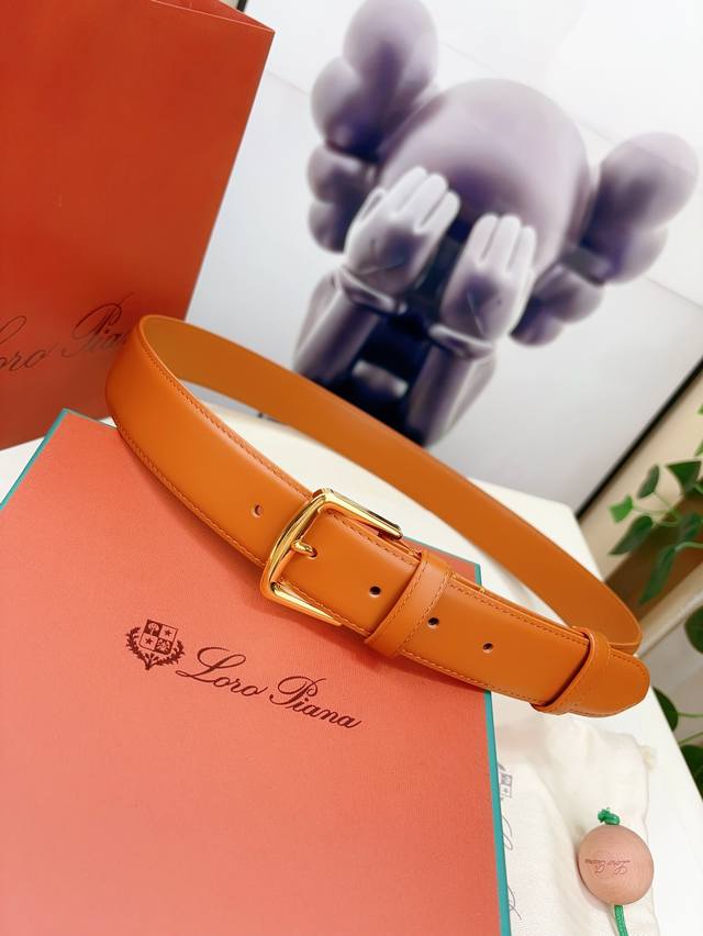 Loro Piana诺悠翩雅这款腰带采用小牛皮制成,手工处理使其拥有十分柔软舒适的质地。经典设计细节与略微做旧的外观组合,令腰带充满百搭精致风范。3.5㎝宽 Loro Piana诺悠翩雅这款腰带采用小牛皮制成,手工处理使其拥有十分柔软舒适的质地。经典设计细节与略微做旧的外观组合,令腰带充满百搭精致风范。3.5㎝宽