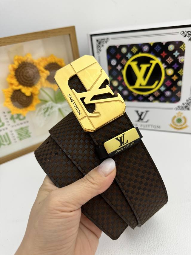 品名：Lv..路易..威登原单 材质：原单牛皮腰带 百分百头层牛皮腰带保证真皮，24K纯钢扣，专柜原单品质、做工精细，时尚大牌，送人自用首选 包装： 请认准如图