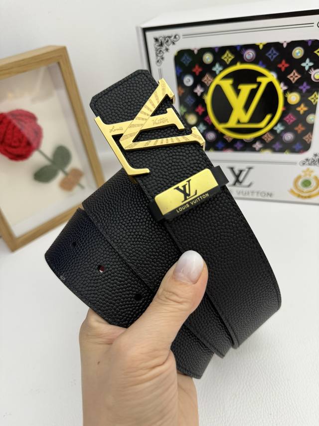 品名:Lv..路易..威登原单 材质:原单牛皮腰带 百分百头层牛皮腰带保证真皮,24K纯钢扣,专柜原单品质、做工精细,时尚大牌,送人自用首选 包装: 请认准如图 品名:Lv..路易..威登原单 材质:原单牛皮腰带 百分百头层牛皮腰带保证真皮,24K纯钢扣,专柜原单品质、做工精细,时尚大牌,送人自用首选 包装: 请认准如图