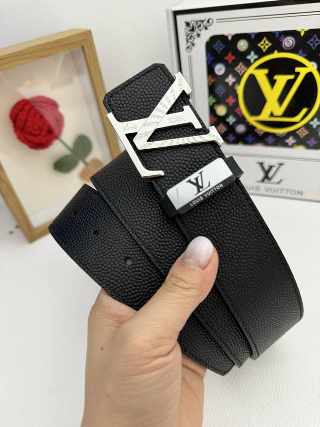 品名：Lv..路易..威登原单 材质：原单牛皮腰带 百分百头层牛皮腰带保证真皮，24K纯钢扣，专柜原单品质、做工精细，时尚大牌，送人自用首选 包装： 请认准如图