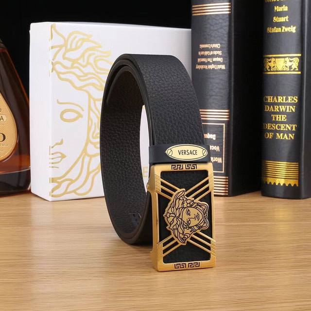 配全套包装 品牌:Versace海外原单 扣头材质:100%双色纯钢扣 带身材质正面:35Mm宽度采用进口头层牛皮压纹自动扣腰带,纯钢质五金扣头实物拍摄长短可自 配全套包装 品牌:Versace海外原单 扣头材质:100%双色纯钢扣 带身材质正面:35Mm宽度采用进口头层牛皮压纹自动扣腰带,纯钢质五金扣头实物拍摄长短可自