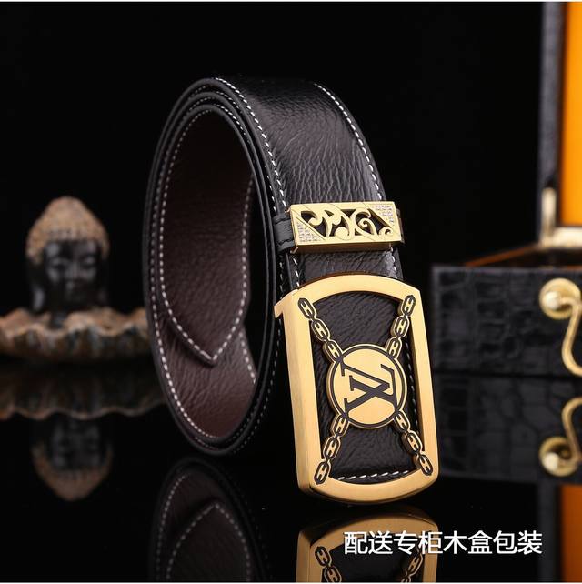 Made In France 配全套如图包装 品牌：L V海外原单 扣头材质：精品实心钢扣 带身材质正面：38Mm宽度采用双面进口原版皮腰带，真空电镀五金扣头实