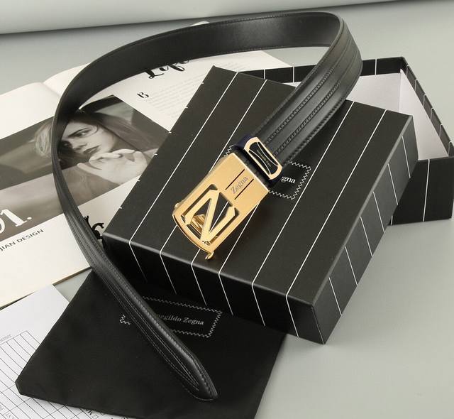 Made In Italy 配全套包装 品牌：杰尼亚海外原单 扣头材质：双色纯钢扣 带身材质正面：35Mm宽度采用进口头层牛皮自动扣腰带，纯钢质五金扣头实物拍摄