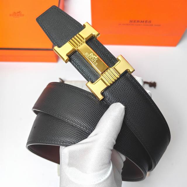 原单品质 随手实拍任何细节经得起检验，从材质到车线到油边到五金工艺，堪称完美，只有高品质才经得起如此随意无美颜无滤镜的真实展现，38Mm的宽度适合儒雅绅士的你