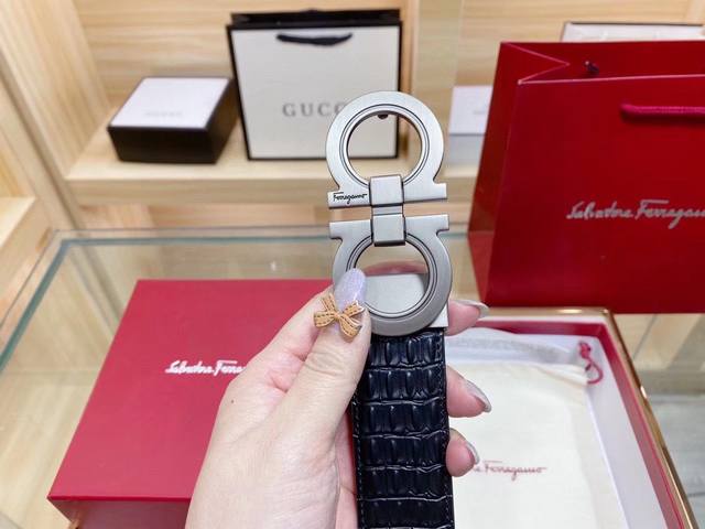 菲拉格慕*宽度:3.4Cm新款纯牛皮搭配新款大气精致扣头追求高端 品味的体现iphone实物实拍上身效果超好 菲拉格慕*宽度:3.4Cm新款纯牛皮搭配新款大气精致扣头追求高端 品味的体现iphone实物实拍上身效果超好