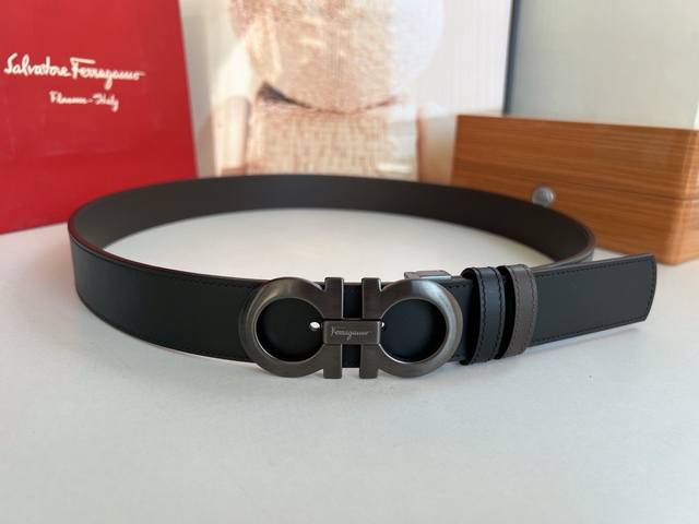 升级版精品款 Ferragamo菲拉格慕男士3.5Cm精品金属扣,加厚电镀层耐磨损不易褪色不易掉色防过敏,进口双面用头层牛皮,百搭耐看不过时。 升级版精品款 Ferragamo菲拉格慕男士3.5Cm精品金属扣,加厚电镀层耐磨损不易褪色不易掉色防过敏,进口双面用头层牛皮,百搭耐看不过时。