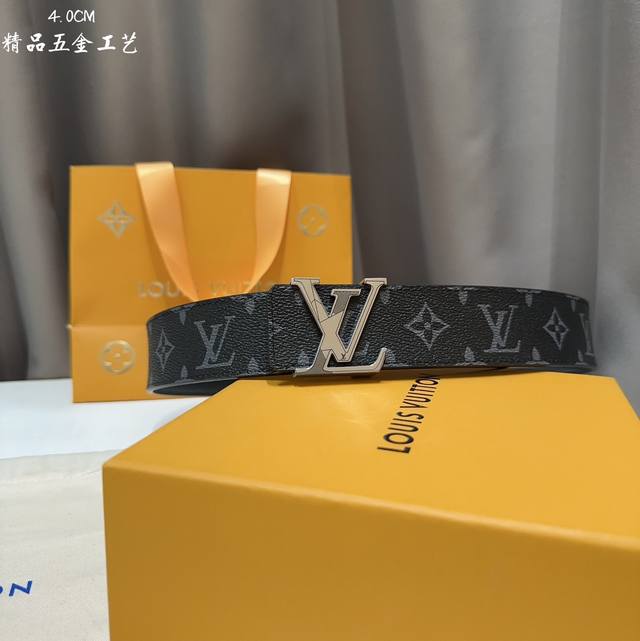 高端品质,实物拍摄 配全套礼盒 同步 Lv路易男士 宽度4.0 Cm 简单大方 精品五金 双面进口皮 佩戴效果非常不错 送礼自用最佳推荐 高端品质,实物拍摄 配全套礼盒 同步 Lv路易男士 宽度4.0 Cm 简单大方 精品五金 双面进口皮 佩戴效果非常不错 送礼自用最佳推荐