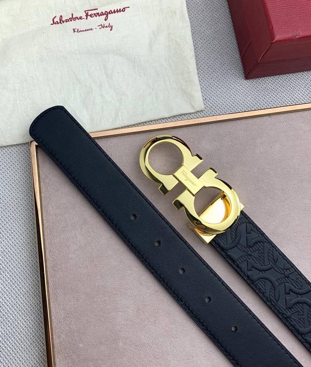 F家 专柜新款 小牛皮黑色压花腰带,搭配gancini扣饰开合,彰显时髦气息。宽度3.5Cm,长度可自行裁剪,工艺精湛、手感柔软、细腻,经典之作.支持芯片认证! F家 专柜新款 小牛皮黑色压花腰带,搭配gancini扣饰开合,彰显时髦气息。宽度3.5Cm,长度可自行裁剪,工艺精湛、手感柔软、细腻,经典之作.支持芯片认证!