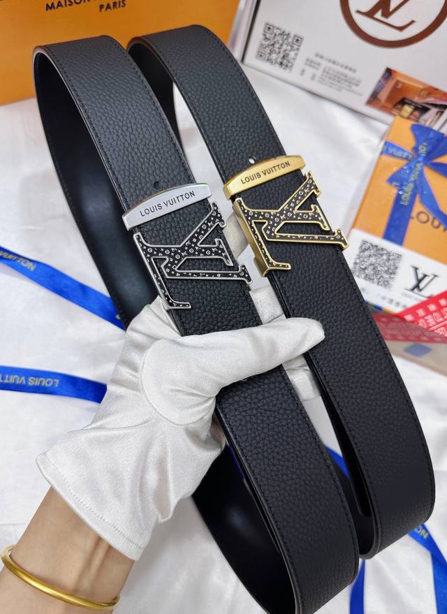 皮带:Lv..路易..威登顶级复刻. 腰带:原单品质百分百头层牛皮,保证真皮。雕花设计.真空电镀.永不掉色.24K纯钢扣头层小牛皮荔枝纹系列双面可用专柜同等质量 皮带:Lv..路易..威登顶级复刻. 腰带:原单品质百分百头层牛皮,保证真皮。雕花设计.真空电镀.永不掉色.24K纯钢扣头层小牛皮荔枝纹系列双面可用专柜同等质量