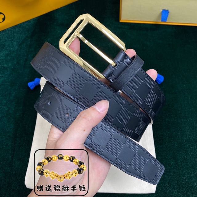 送圖片包裝 寬： 35Mm 驴牌專櫃同步 最新男士原單腰帶 老鼠貨 寬度35毫米 滑面牛皮配以壓格子紋圖案 兩種風格 為你提供不同的時尚選擇 全新精品光面搭扣