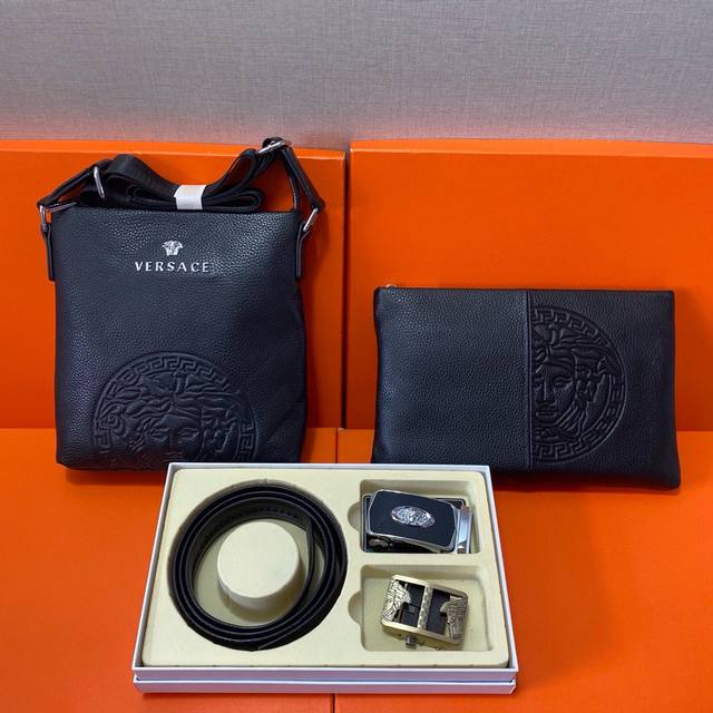 范思哲versace 头层皮质组合礼盒包装腰带俩款包包超级组合 公文包包是很实用的选择。手提包日常是非常适合的。 双扣皮带：头层皮质带身搭配3.5Cm广州原版扣