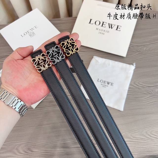 原版品质打孔 品牌:罗意威家 女款 颜色:黑 扣头:金 银 扣头:原版精品纯铜五金扣头 带身:原版牛皮 尺寸:宽约:2.5Cm 长约:95Cm-110Cm 类别 原版品质打孔 品牌:罗意威家 女款 颜色:黑 扣头:金 银 扣头:原版精品纯铜五金扣头 带身:原版牛皮 尺寸:宽约:2.5Cm 长约:95Cm-110Cm 类别