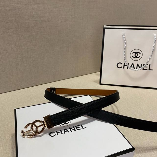 香奈儿 女士皮帶，寛2Cm，搭配裙子和裤子都可以，颜色也有很多选择，不错的选择，这款比较斯文，亮金色金属扣，长度可自行调节。
