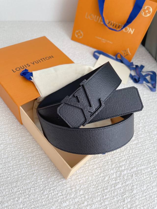L0Uis Vuitt0N Lv 男士专柜品质掌纹腰帶 寬度40毫米 配置精钢字母搭扣 扣头可随意搭配 ～双面小牛皮设计 皮质柔软 手感细腻舒适