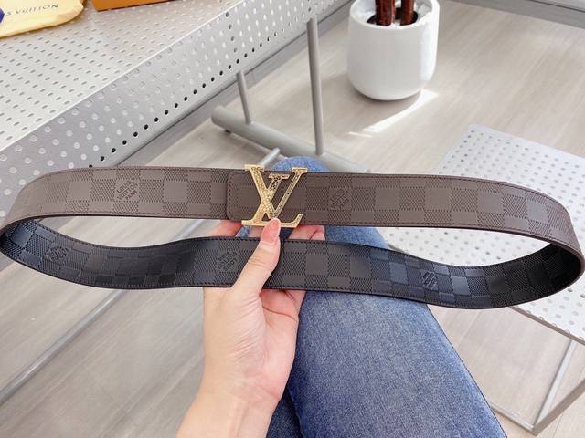 路易威登 Lv 双面进口原版皮皮带采用双色设计，柔软的牛皮经过手工处理，双面可用 精钢扣 不褪色 双色 金色 银色 随意搭配 带身宽度3.8Cm 打造出极其柔