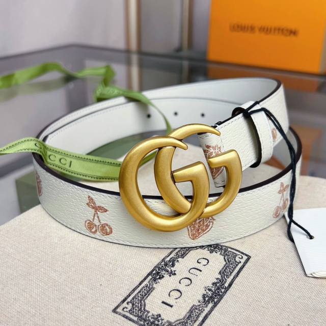 全套包装 品牌:Gucci 古驰皮带 宽度:30Mm 专柜新款女士休闲款 原版头层牛皮饰以草莓和樱桃印花 经典双ｇ古铜搭扣 宽度百搭款 原单品质