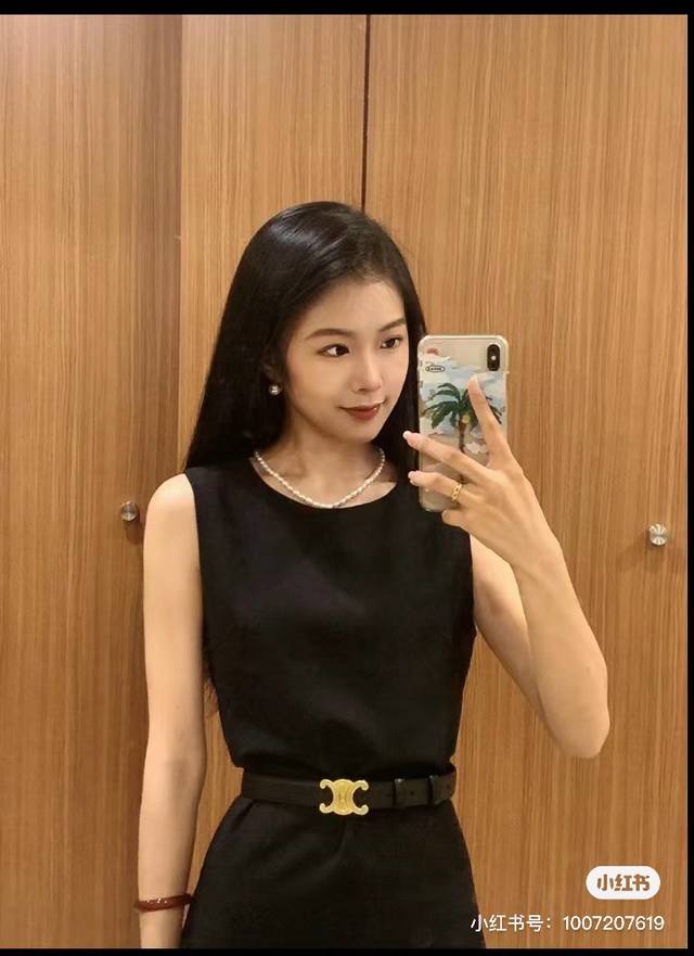 腰带对造型实在是太重要了! 随便一扎,立马提高腰线,皮带作为配饰单品真心是不可缺的一个东西。这条经典的凯旋门皮带,塞琳我要吹爆她!!即使再简单单调的一身,配上她 腰带对造型实在是太重要了! 随便一扎,立马提高腰线,皮带作为配饰单品真心是不可缺的一个东西。这条经典的凯旋门皮带,塞琳我要吹爆她!!即使再简单单调的一身,配上她