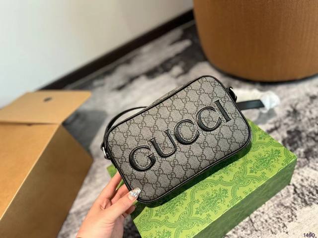 Gucci 古奇 最热售款狠货 顶级原版牛皮做工看细节， 超大容量，每一处都无比讲究，精致细腻。市场最牛货，一直坚持高端精品出击，手快者赚，下手晚了别说没提醒哦