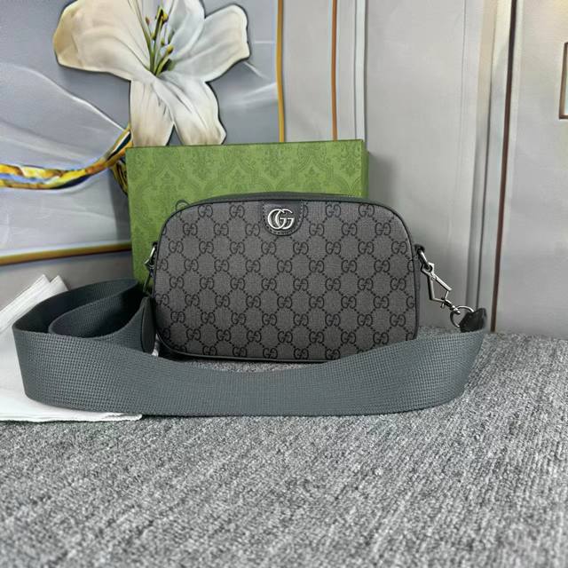 Gucci 古奇 支持扫描到官网 采用高级原厂皮.复古风格秋冬系列的主旋律斜挎小包饰以精致小虎头五金标志性的彩色肩带和古铜鱼嘴扣配棉麻碎花里衬看似简单却不失质感 Gucci 古奇 支持扫描到官网 采用高级原厂皮.复古风格秋冬系列的主旋律斜挎小包饰以精致小虎头五金标志性的彩色肩带和古铜鱼嘴扣配棉麻碎花里衬看似简单却不失质感