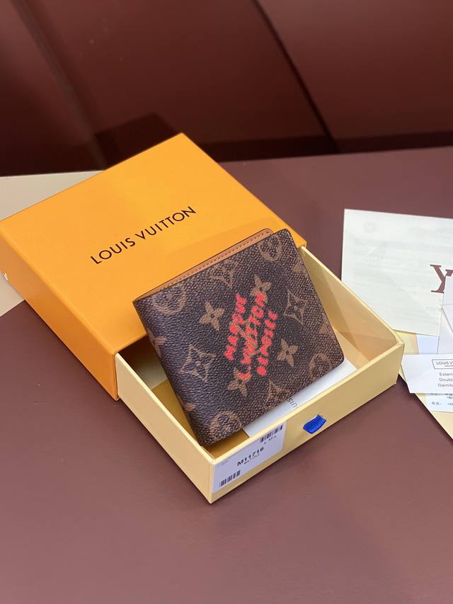 出厂价 M11716 褪色花!短夹!Monogram Dust 帆布,此款钱夹属于 Monogram 图案优雅的褪色观感、设计时尚低调,便于收纳纸币、信用卡与收 出厂价 M11716 褪色花!短夹!Monogram Dust 帆布,此款钱夹属于 Monogram 图案优雅的褪色观感、设计时尚低调,便于收纳纸币、信用卡与收