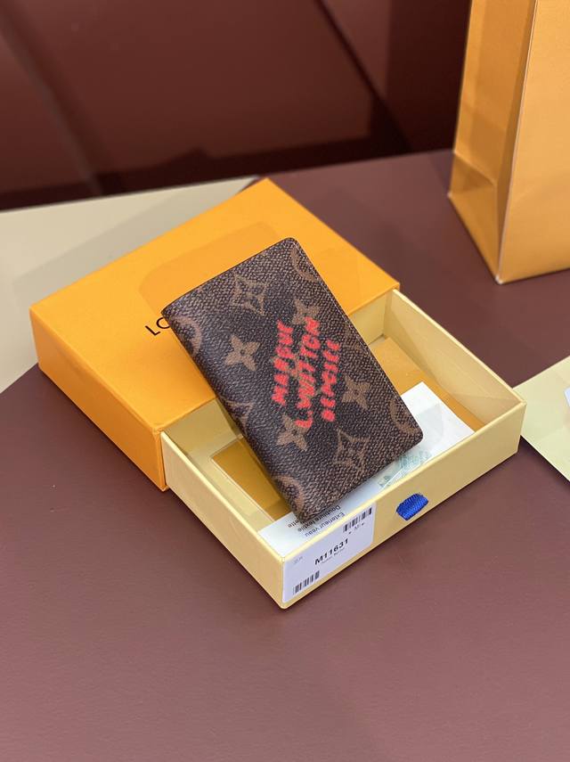 出厂价 M11631 褪色花!口袋钱夹!本款口袋钱夹取材 Monogram Dust 帆布,赋予 Monogram 图案优雅的褪色观感,展现 Pharrell 出厂价 M11631 褪色花!口袋钱夹!本款口袋钱夹取材 Monogram Dust 帆布,赋予 Monogram 图案优雅的褪色观感,展现 Pharrell