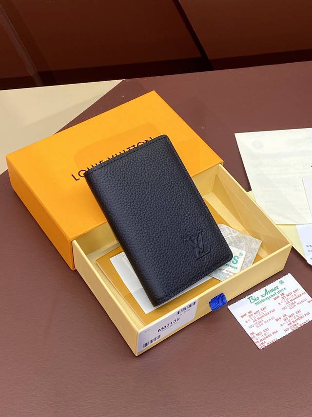 出厂价 M83 凹凸标！Taurillon 卡包！头层牛皮材质、本款口袋钱夹为 Taurillon 皮革。尺寸小巧却容量充裕，内含口袋和卡位等功能性设计。尺寸：