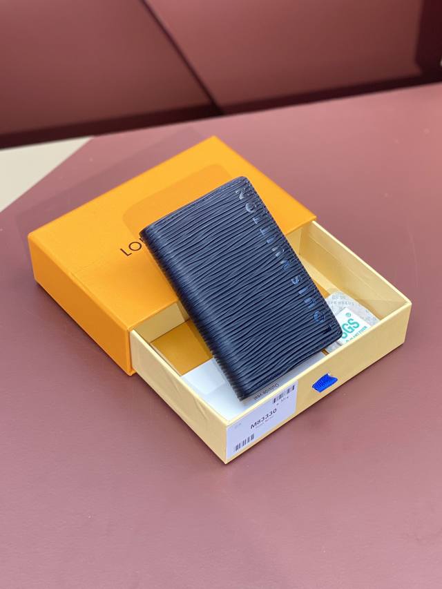 出厂价 M83330 水波纹黑！本款口袋钱夹以 Epi Xl 压纹牛皮革释放俊朗气息，依托压印和印花工艺抒写路易威登标识。精巧构型设有卡片夹层、内袋和便捷外袋。