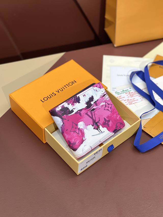 出厂价 M61695 滑板 黑色！本款slender钱夹取材 Monogram Surfin’ 涂层帆布，以热带元素和品牌经典标识交叠缤纷图案，为标志性单品注入