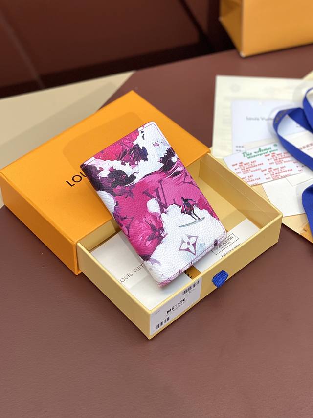 出厂价 M61696滑板黑色！卡夹、這款品牌備受愛戴的袋裝萬用錢包選用色彩繽紛的monogram Surfin’ 塗層帆布打造，充滿復古氣息。多層圖案將熱帶設計