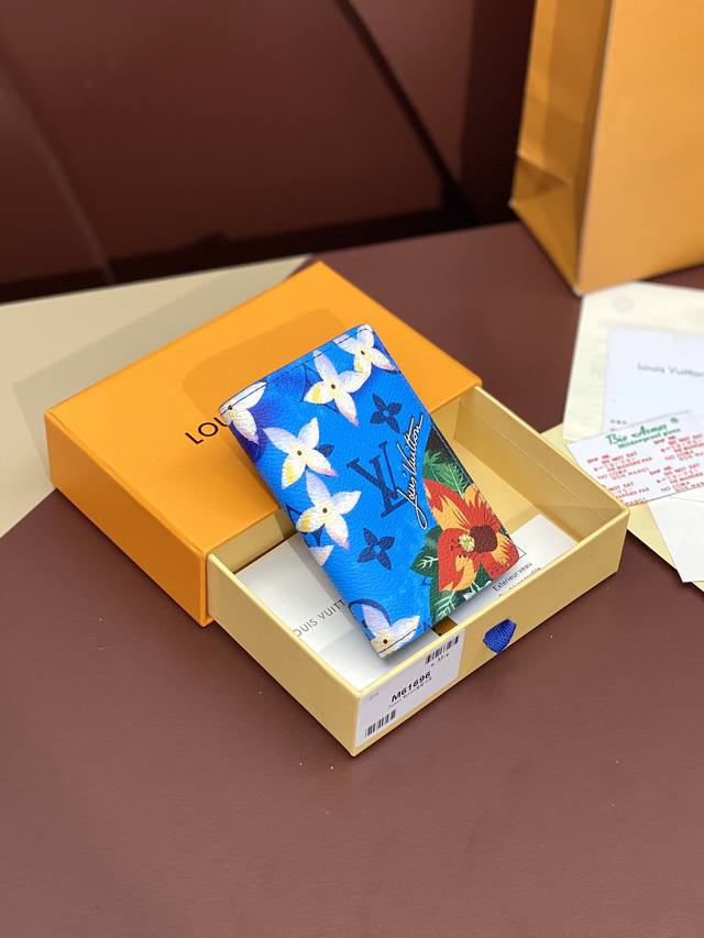 出厂价 M61696滑板艳蓝色！卡夹、這款品牌備受愛戴的袋裝萬用錢包選用色彩繽紛的monogram Surfin’ 塗層帆布打造，充滿復古氣息。多層圖案將熱帶設