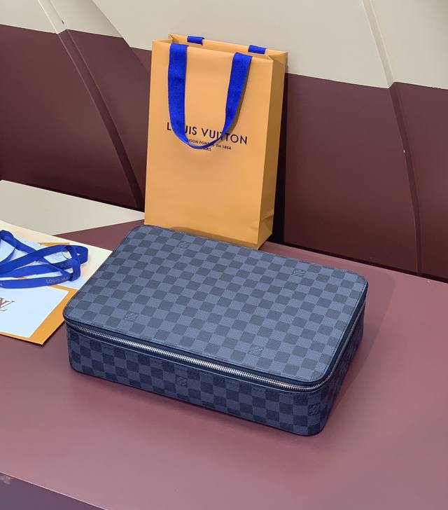 出厂价 M40185黑格 大号！Packing Cube 大号手袋收纳衬衫、毛衣、半身裙与裤装，让手提箱空间井然有序，亦可在抵达目的地之后将行李存放于壁橱或抽屉