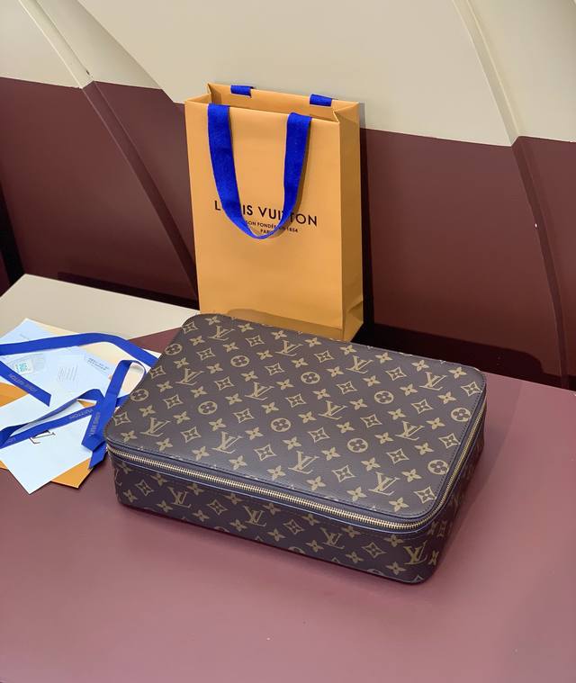 出厂价 M43690 老花 大号!Packing Cube 大号手袋收纳衬衫、毛衣、半身裙与裤装,让手提箱空间井然有序,亦可在抵达目的地之后将行李存放于壁橱或抽 出厂价 M43690 老花 大号!Packing Cube 大号手袋收纳衬衫、毛衣、半身裙与裤装,让手提箱空间井然有序,亦可在抵达目的地之后将行李存放于壁橱或抽