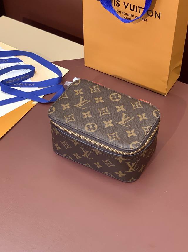 出厂价 M43688老花 小号！Packing Cube 小号手袋收纳衬衫、毛衣、半身裙与裤装，让手提箱空间井然有序，亦可在抵达目的地之后将行李存放于壁橱或抽屉