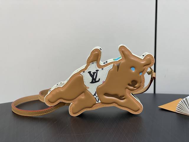 出厂价 顶级原单 M83342白彩 小狗包系列 Dog On Strap 手袋 狗挎包饰 与 Tyler合作系列倾情推出dog On Strap迷你手袋，以猎狐