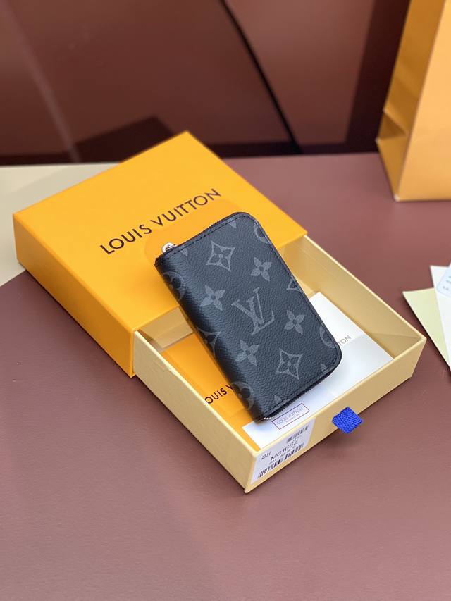 出厂价 M61662 黑花！芯片版、 這款小巧實用的直式拉鏈零錢包以剛陽的monogram Eclipse帆布製作，配搭牛皮襯裡和銀色金屬件。拉鏈開合寬闊，能輕