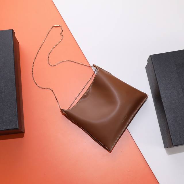 新品上市 特级原厂皮 独家背景 新款超好看小号可以背的“垃圾袋” 全新新款包型,包包采用意大利进口小羊皮,超高工艺的对格绗缝,正面logo五金搭配链条束口 甜酷 新品上市 特级原厂皮 独家背景 新款超好看小号可以背的“垃圾袋” 全新新款包型,包包采用意大利进口小羊皮,超高工艺的对格绗缝,正面logo五金搭配链条束口 甜酷