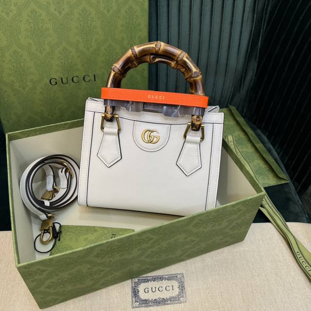 顶级原单 配全套包装 这款小号托特包融合了竹节提手和双g配件两个具有辨识度的品牌元素。皮革材质与两根皮扣带相映成趣，突显灵动优雅的气质。型号 655661棕色
