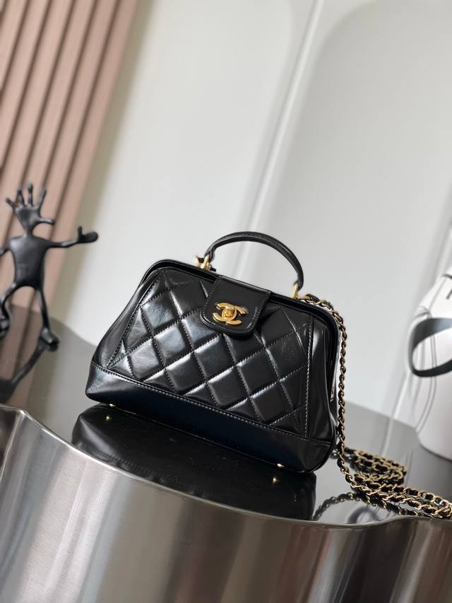 大 ,小 Chanel24A手提背医生包 油蜡小羊皮+复古五金 尺寸:12*18*7Cm 型号:4958 小 尺寸:16*23.5*8Cm 型号:4959 大 大 ,小 Chanel24A手提背医生包 油蜡小羊皮+复古五金 尺寸:12*18*7Cm 型号:4958 小 尺寸:16*23.5*8Cm 型号:4959 大