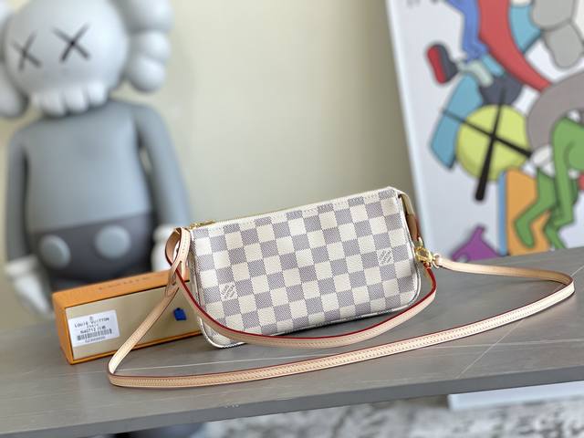 原单~M40712 白格帆布制成的一款小巧轻便的手袋，可手提可斜挎，它是你出席任何场合都可以携带的经典款式。拉链款式设计是使用更便捷。21 X 13 X 3 C