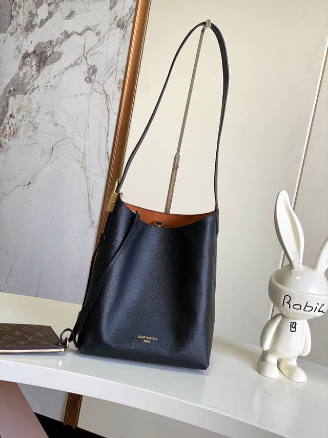 海原外单 独实家拍 动态芯片版 M25352黑 M25354棕 Low Key Hobo 小号手袋为光滑牛皮革搭配绒面牛皮革内衬,可容纳短款钱夹、大号智能手机、 海原外单 独实家拍 动态芯片版 M25352黑 M25354棕 Low Key Hobo 小号手袋为光滑牛皮革搭配绒面牛皮革内衬,可容纳短款钱夹、大号智能手机、