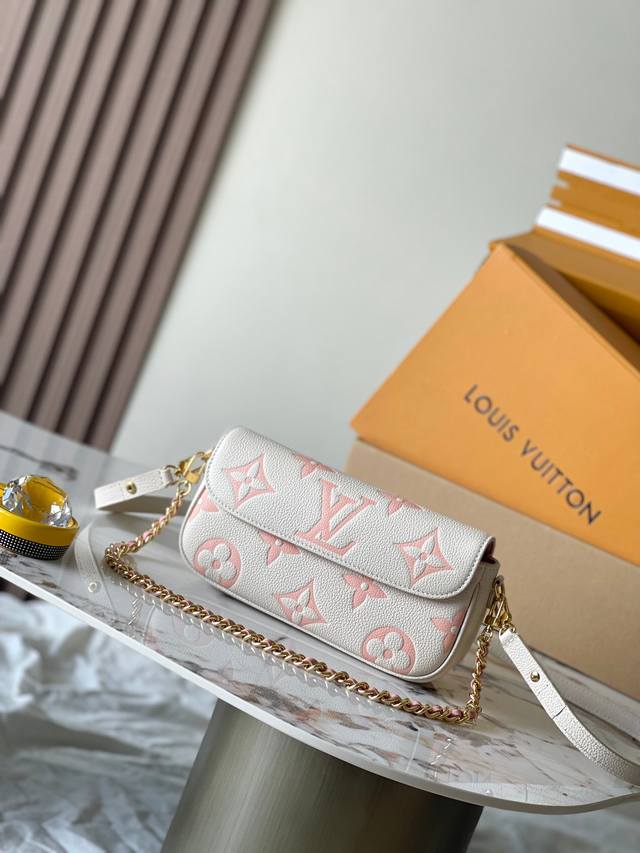 特级mb原厂皮 Wallet On Chain 手袋 型号：M83026白粉 材料：A级全钢五金，进口原厂面料 包装：全套原厂免税mb包装 尺寸：23.5*12