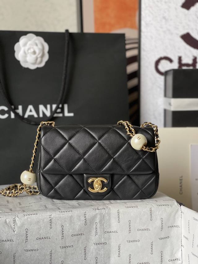 新款新品法国 高端定制品 Chane1 Chane1 24S 珍珠款小号cf As4861 珍珠搭配金链条相互映衬 双珠的设计更新颖独特 镶嵌了一个小双c 简约