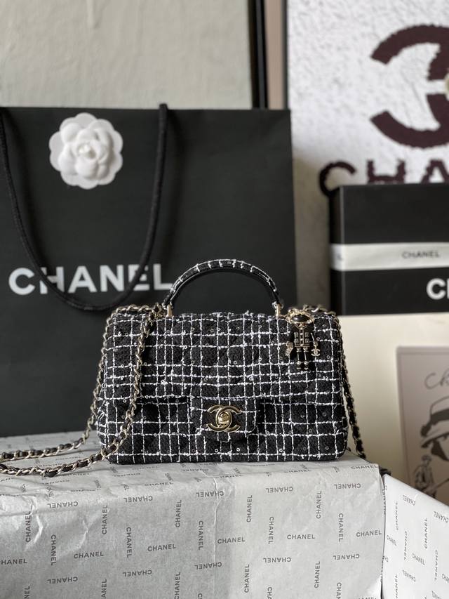 新款新品 法国高端定制品 Chane1 香奈儿 24P温柔毛呢亮片系列as2431公仔 绝美哇姐妹们缤纷的色彩 和光彩夺目的亮片~为女孩子带来甜美与梦 幻的触感 新款新品 法国高端定制品 Chane1 香奈儿 24P温柔毛呢亮片系列as2431公仔 绝美哇姐妹们缤纷的色彩 和光彩夺目的亮片~为女孩子带来甜美与梦 幻的触感