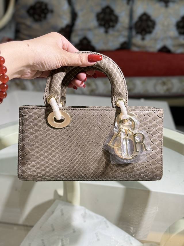 Lady Dior 22Cm进口蟒蛇皮，搭配金色五金 搭配一条可拆卸的链条肩带和一条可调节、可手提或斜挎，是日常造型的理想之选。 尺寸22Cmx13Cmx4Cm